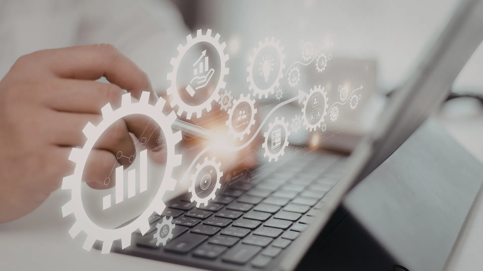 Operatore che gestisce ordini e documenti in modo automatizzato